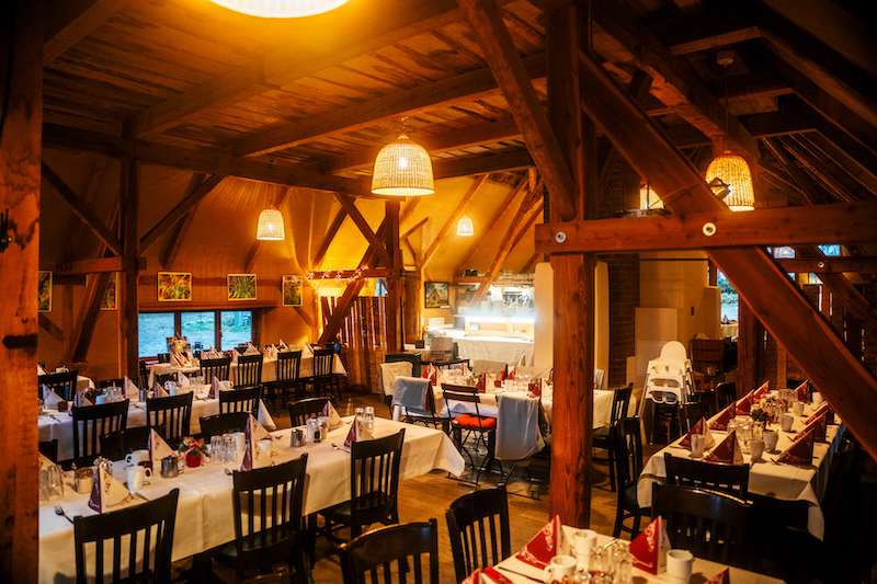 Innenansicht des Restaurants Schafstall mit eingedeckten Tischen